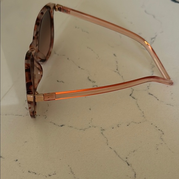 Chic Tortoiseshell Sunglasses - Picture 12 of 16